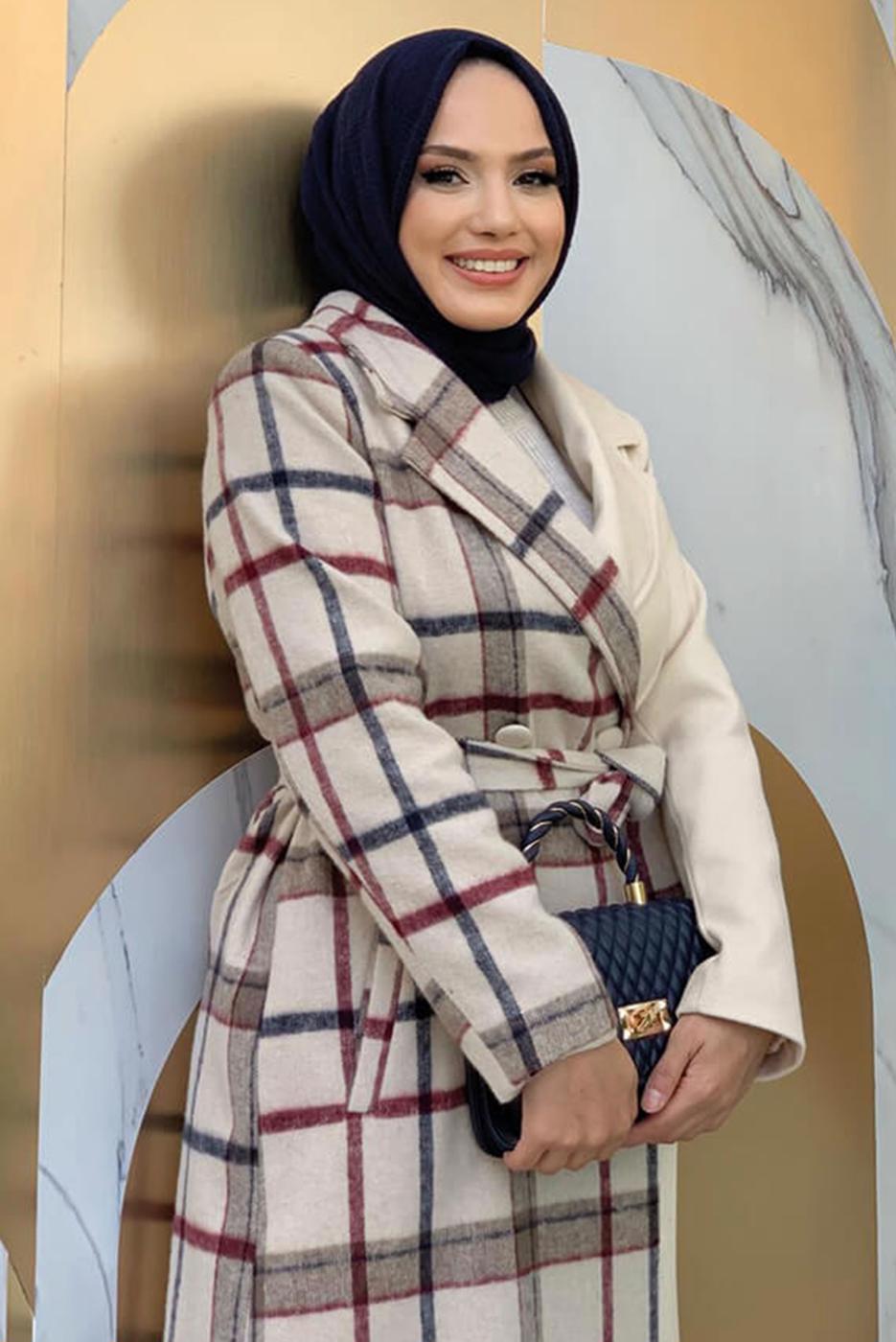 Tesettür giyim BEJ EKOSE DESENLİ KABAN T 2977