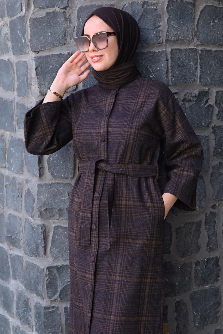 Tesettür giyim KAHVE EKOSE DESENLİ KUŞAKLI KABAN T 5495