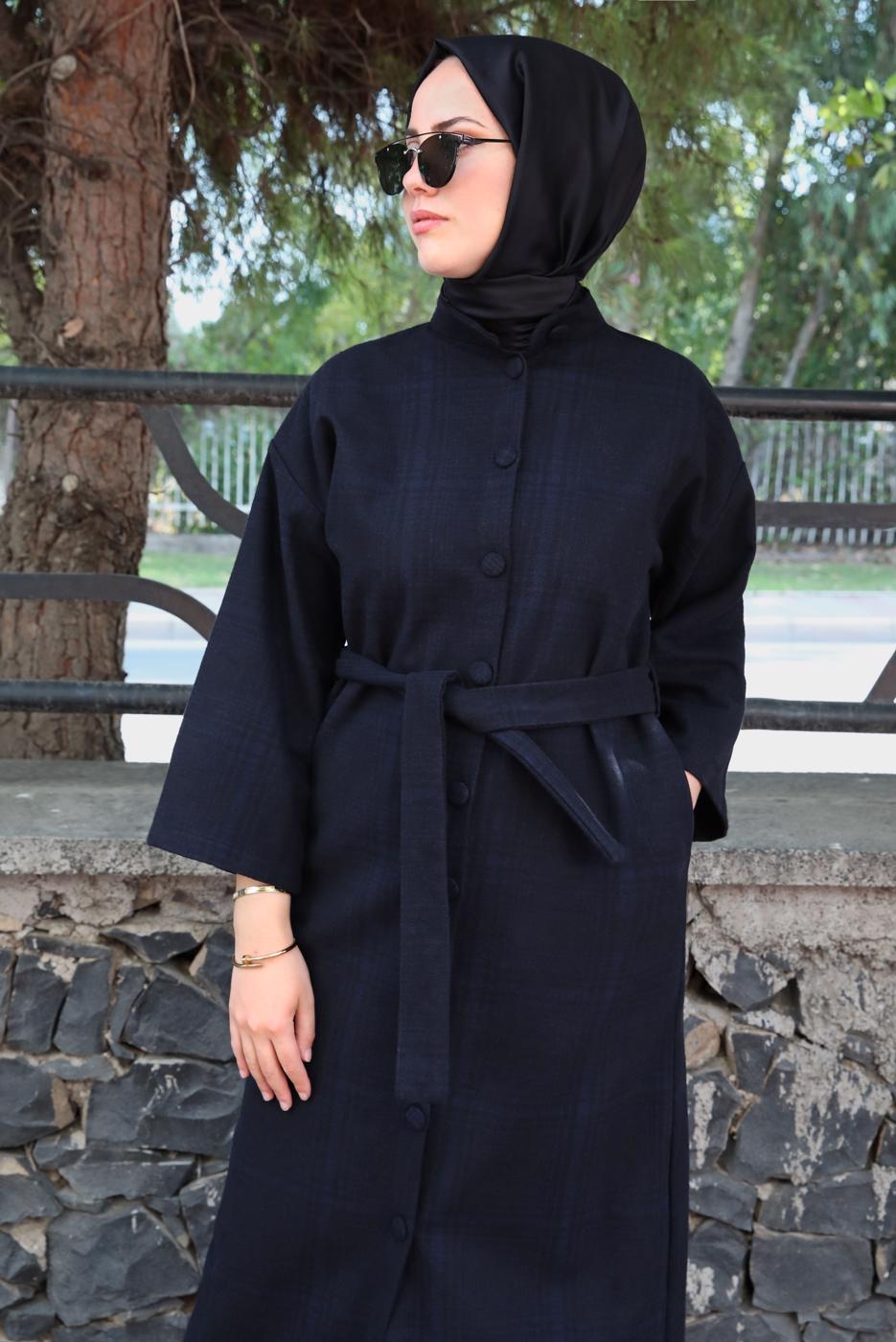 Tesettür giyim LACİVERT EKOSE DESENLİ KUŞAKLI KABAN T 5495