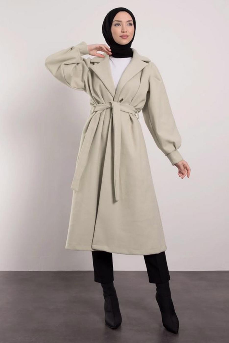 Tesettür giyim BEJ KUŞAKLI KRUVAZE YAKA KABAN T 6495