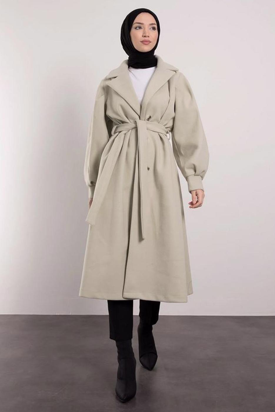 Tesettür giyim BEJ KUŞAKLI KRUVAZE YAKA KABAN T 6495