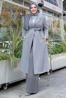 Tesettür giyim GRİ KUŞAKLI KAŞE KABAN T 9157