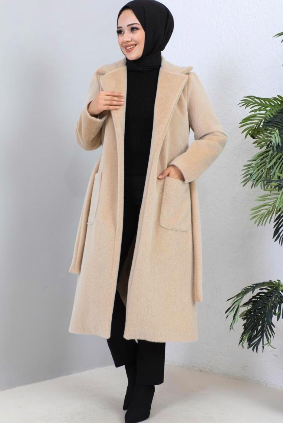 Tesettür giyim BEJ KUŞAKLI KÜRK KABAN T 9601