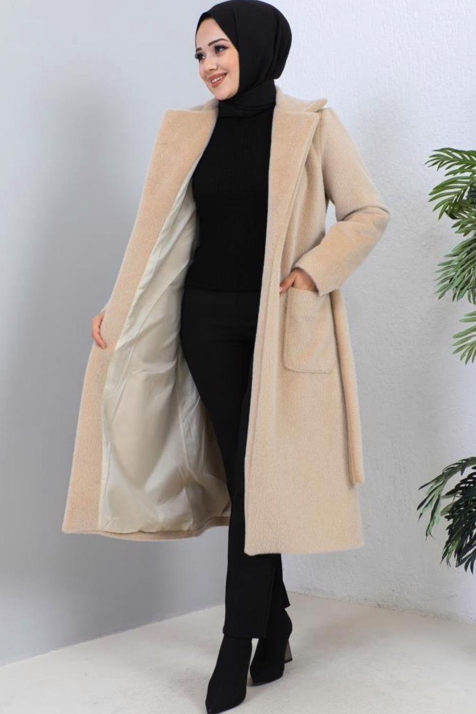 Tesettür giyim BEJ KUŞAKLI KÜRK KABAN T 9601