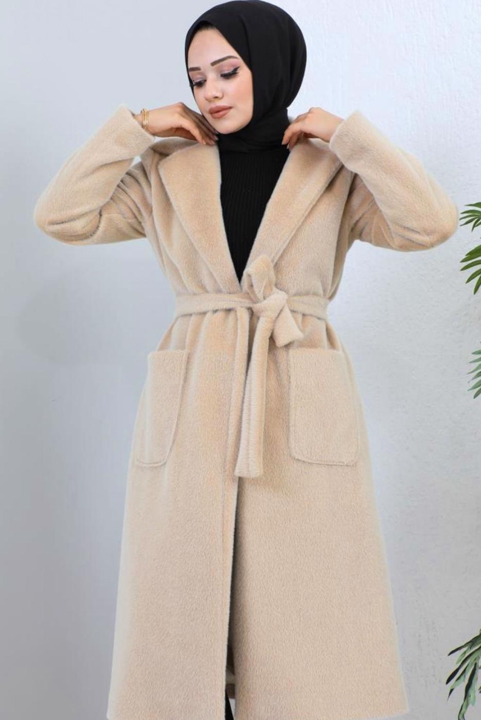 Tesettür giyim BEJ KUŞAKLI KÜRK KABAN T 9601