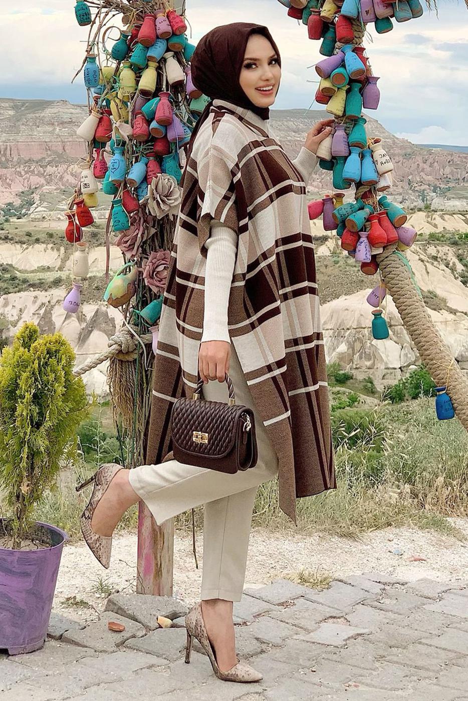 Vêtements hijab BRUN PONCHO TRICOT À CARREAUX T 20222