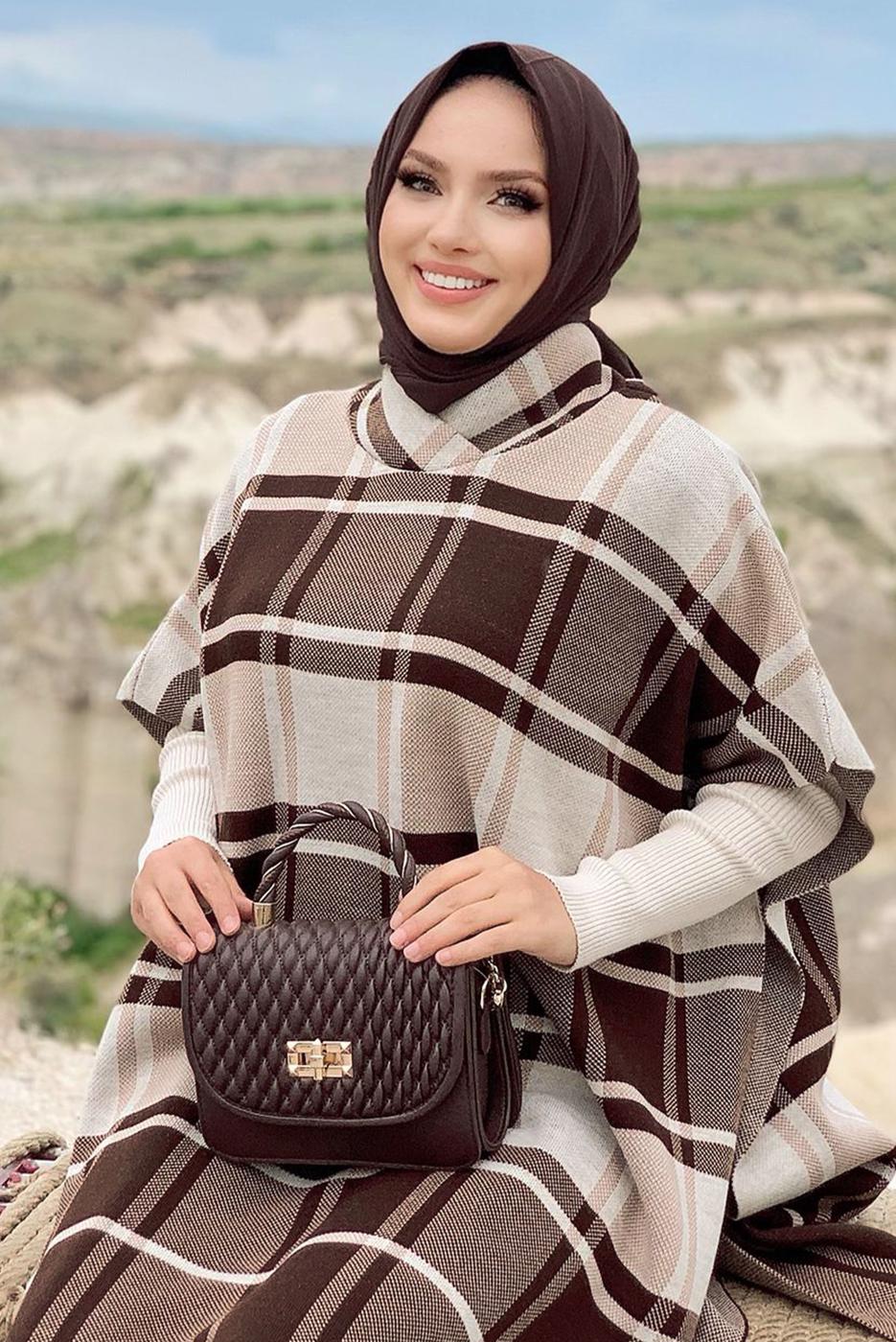 Vêtements hijab BRUN PONCHO TRICOT À CARREAUX T 20222