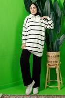 Vêtements hijab NOIR COSTUME PANTALON EN TRICOT RAYÉ AVEC COL ZIPPÉ T 1208