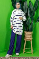 Vêtements hijab BLEU MARINE COSTUME PANTALON EN TRICOT RAYÉ AVEC COL ZIPPÉ T 1208