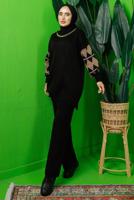 Tesettür giyim SİYAH KOLU DESENLİ ZİNCİR DETAYLI PANTOLONLU TRİKO TAKIM T 3408