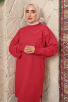 Tesettür giyim KIRMIZI ÇİÇEK NAKIŞLI TRİKO TUNİK T 9208