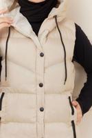 Tesettür giyim BEJ KAPÜŞONLU CEP DETAYLI ŞİŞME YELEK T 0221