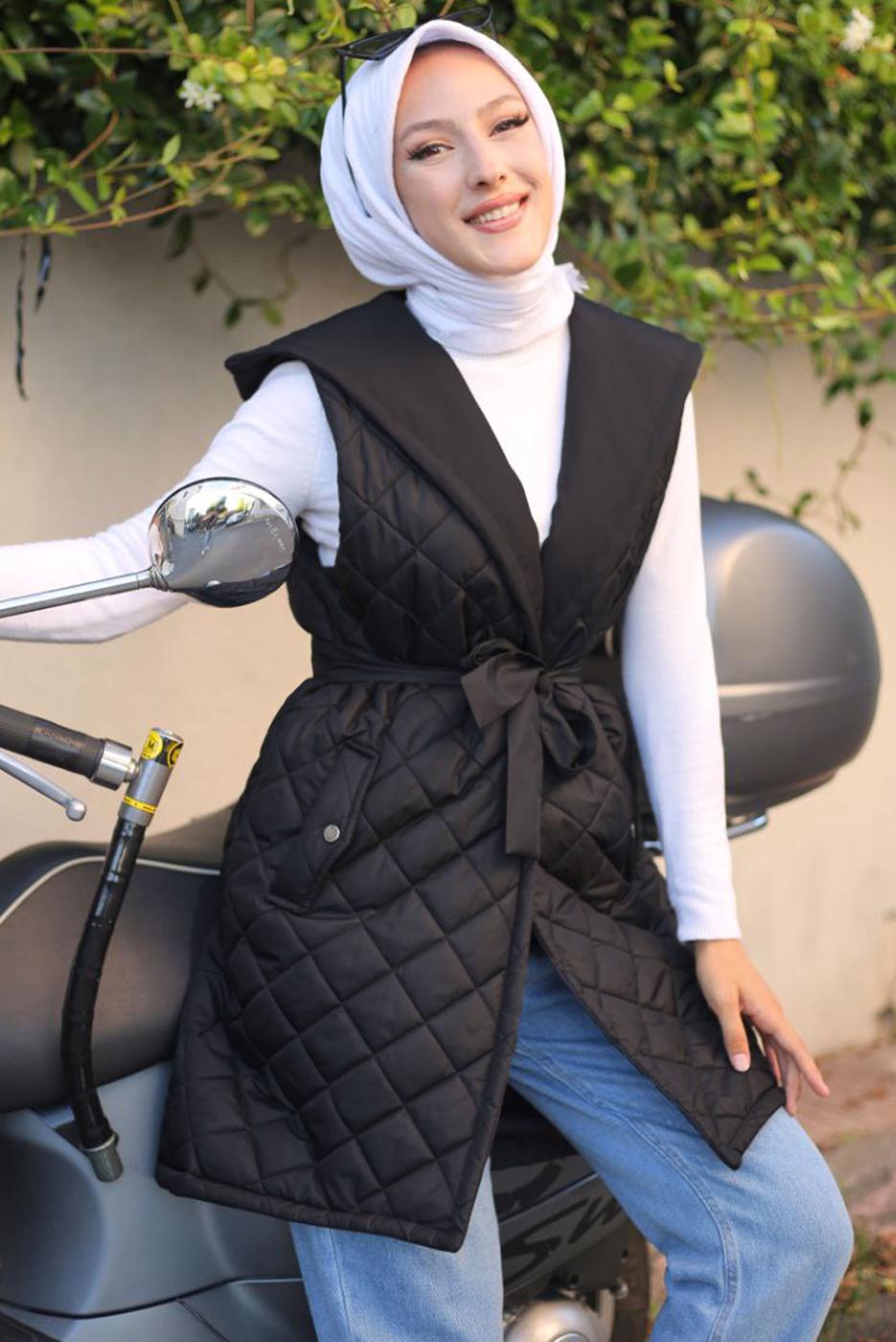 Tesettür giyim SİYAH KAPÜŞONLU KUŞAKLI KAPİTONE ŞİŞME YELEK T 0321-1