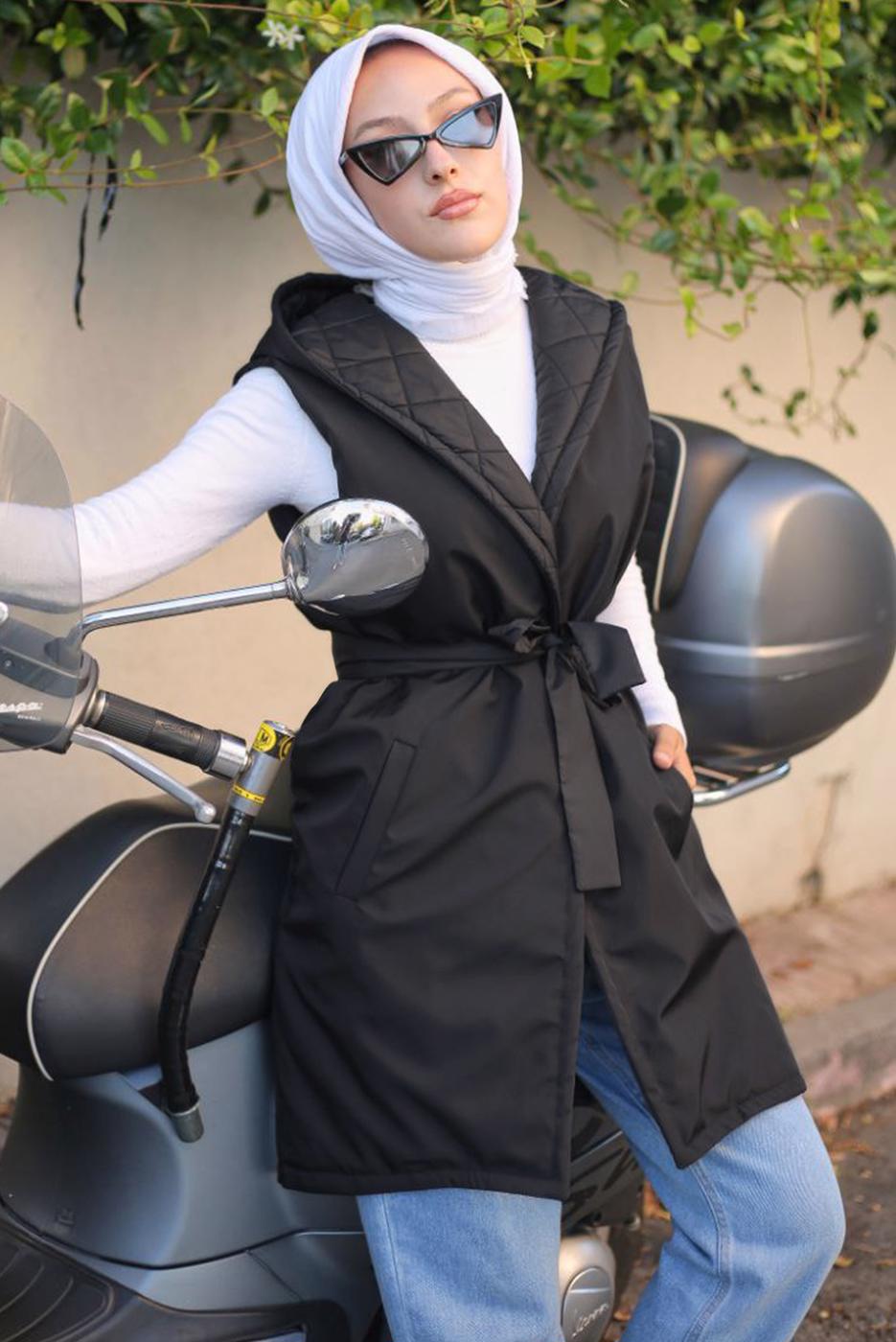 Tesettür giyim SİYAH KAPÜŞONLU KUŞAKLI KAPİTONE ŞİŞME YELEK T 0321-1