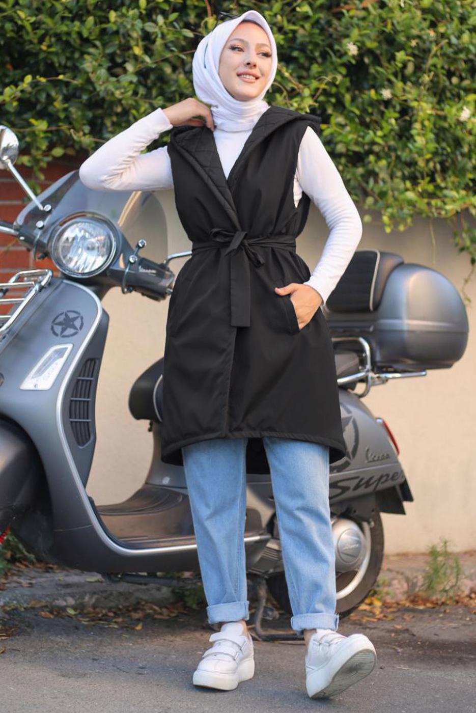 Tesettür giyim SİYAH KAPÜŞONLU KUŞAKLI KAPİTONE ŞİŞME YELEK T 0321-1