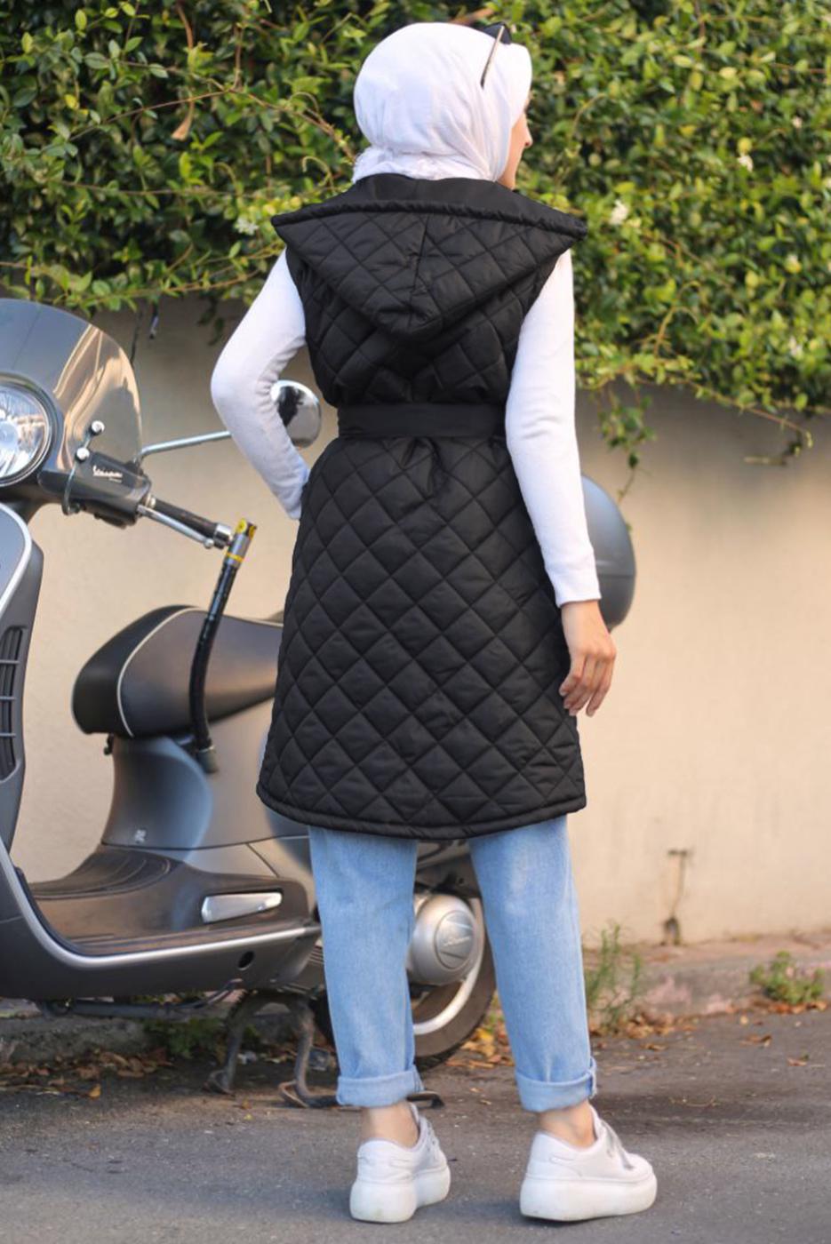 Tesettür giyim SİYAH KAPÜŞONLU KUŞAKLI KAPİTONE ŞİŞME YELEK T 0321-1