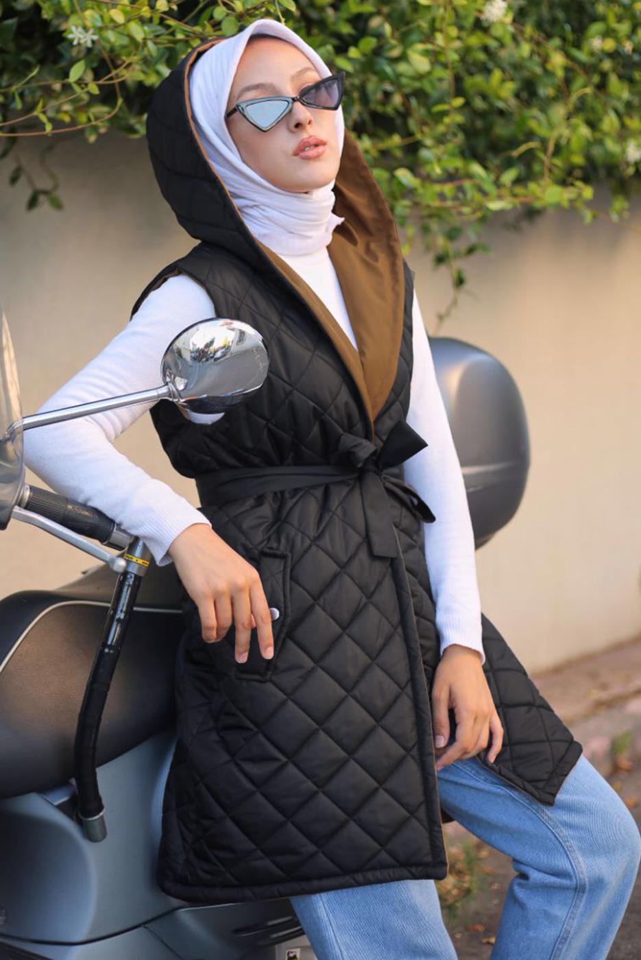 Tesettür giyim SİYAH KAPÜŞONLU KUŞAKLI KAPİTONE ŞİŞME YELEK T 0321-1