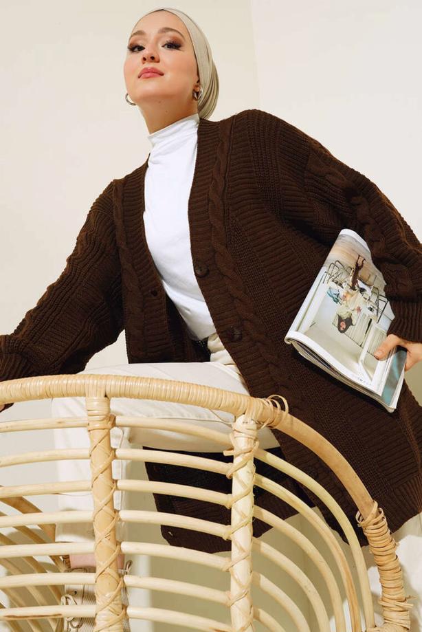 Tesettür giyim KAHVE ÖRGÜ DESENLİ HIRKA T 9996 - TRENDTESETTÜR