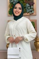 Tesettür giyim EKRU KAPÜŞONLU TRİKO TUNİK T 9216