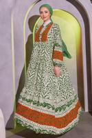 Tesettür giyim YEŞİL ETNİK DESENLİ SALAŞ ELBİSE T 8904