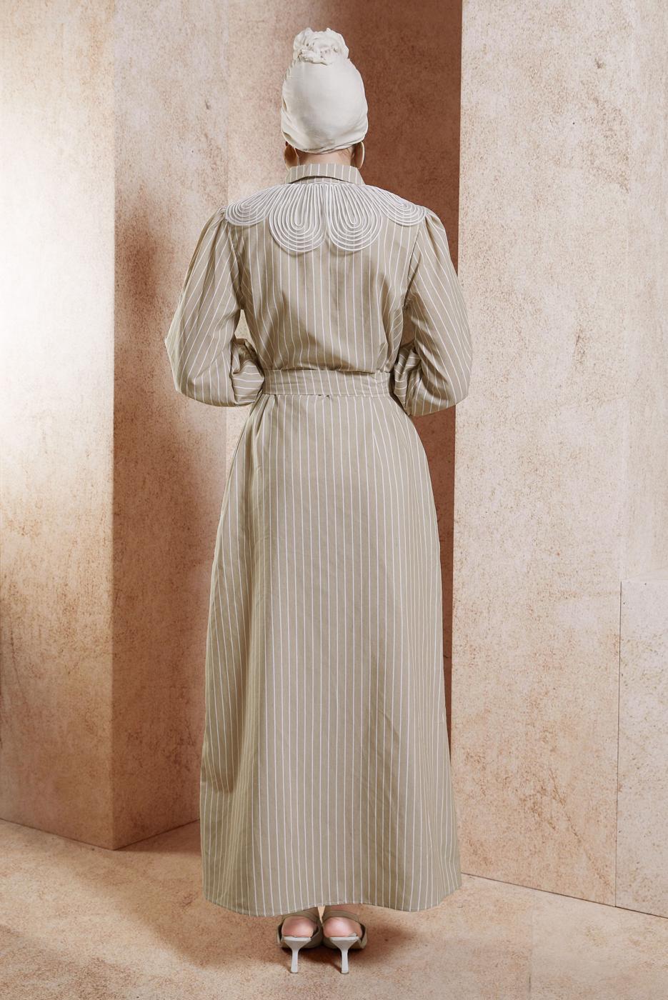 Tesettür giyim BEJ KUŞAKLI ÇİZGİLİ ELBİSE T 3202