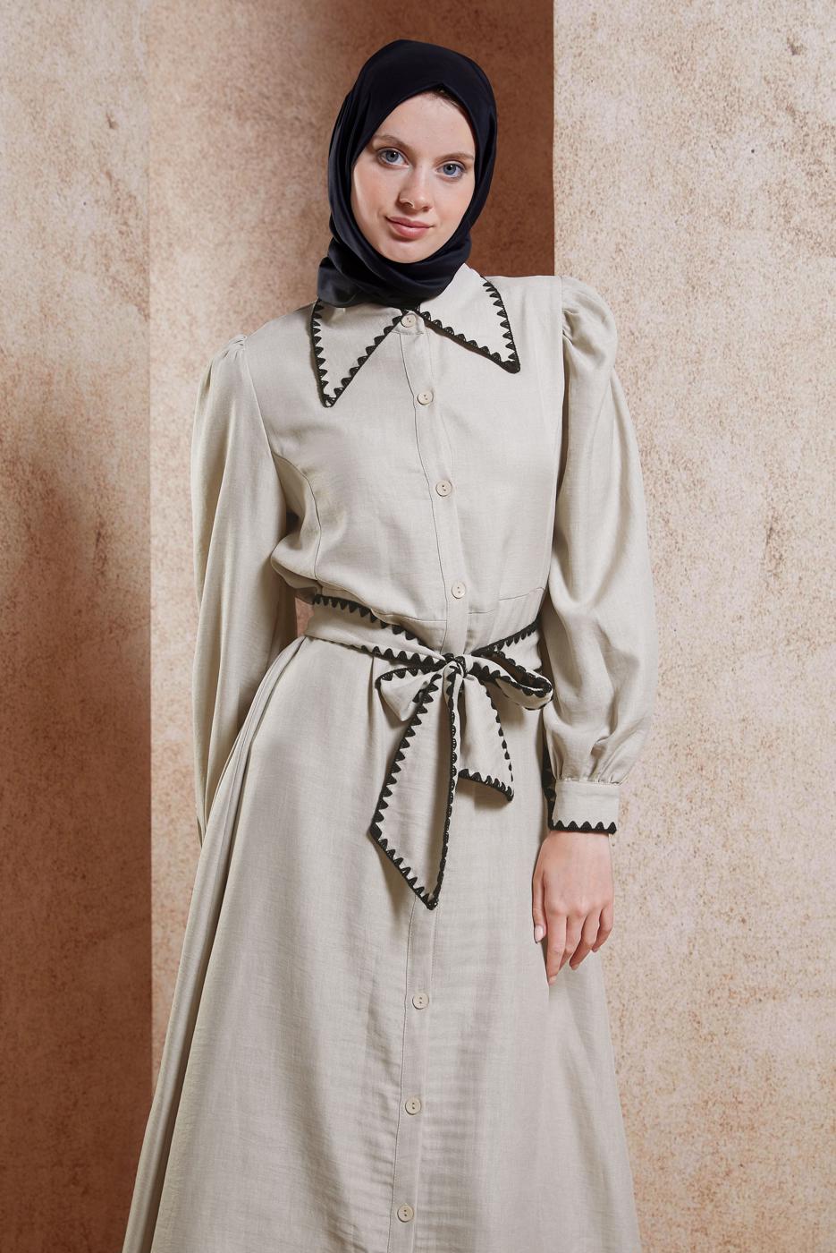 Tesettür giyim BEJ KUŞAKLI TESETTÜR ELBİSE T 3791