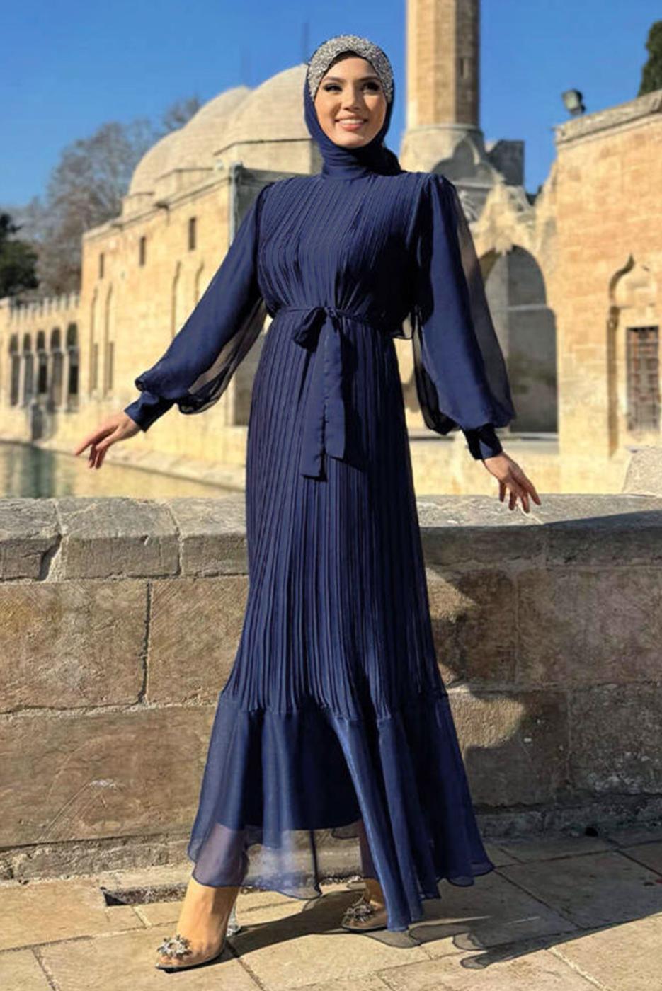 Tesettür giyim LACİVERT KUŞAKLI PİLİSELİ ELBİSE T 4973