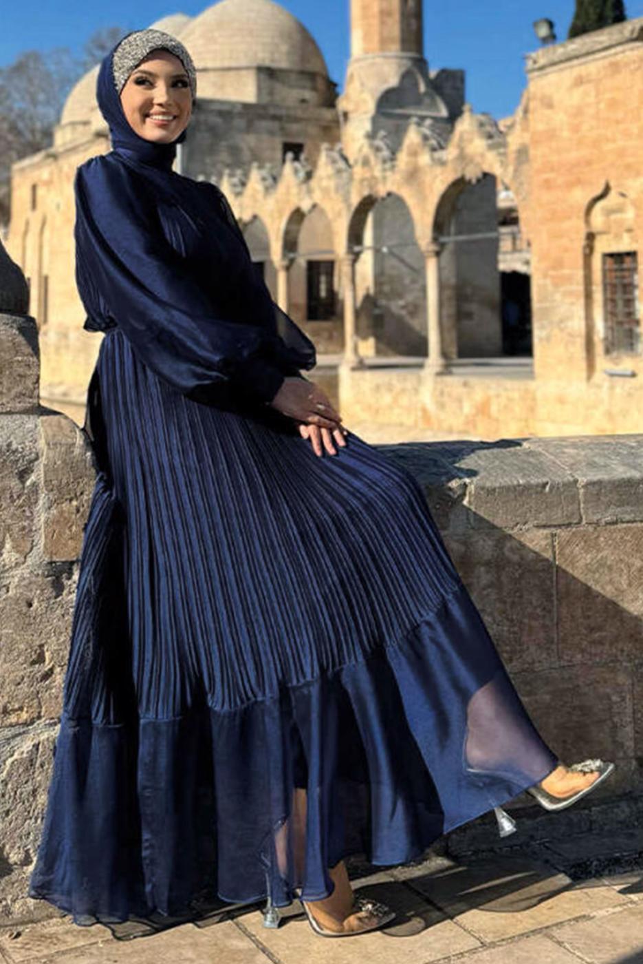 Tesettür giyim LACİVERT KUŞAKLI PİLİSELİ ELBİSE T 4973