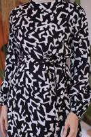 Tesettür giyim SİYAH KUŞAKLI DESENLİ ELBİSE T 50021