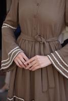 Tesettür giyim KAHVE KUŞAKLI PAMUKLU ELBİSE T 5302