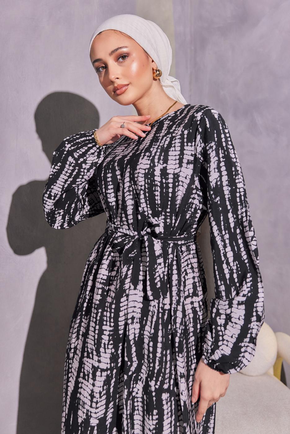 Tesettür giyim SİYAH KUŞAKLI DESENLİ ELBİSE T 6993