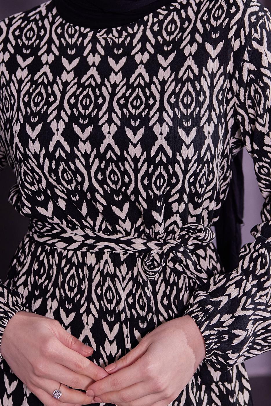 Tesettür giyim SİYAH KUŞAKLI DESENLİ BÜRÜMCÜK ELBİSE T 7493