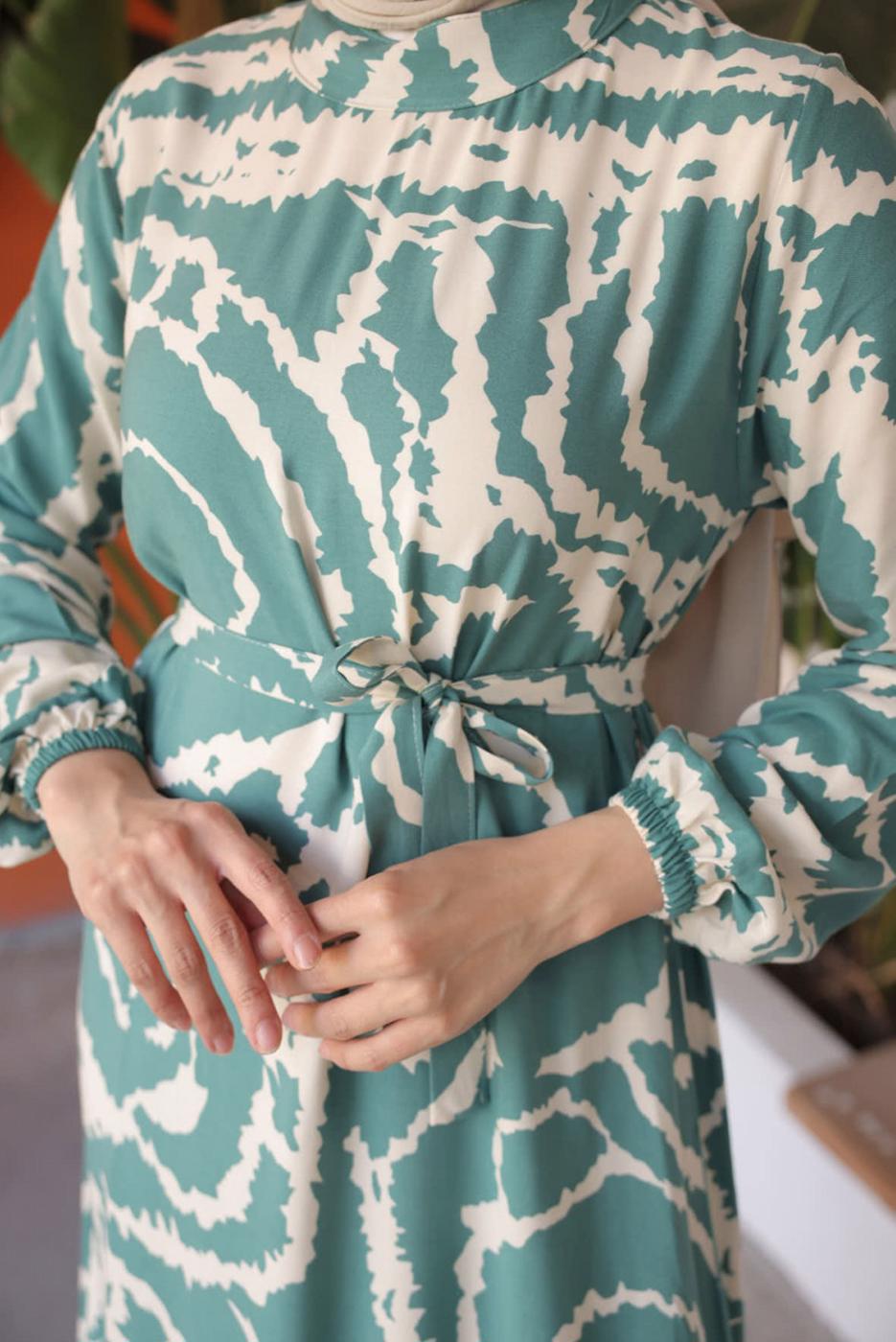 Tesettür giyim YEŞİL KUŞAKLI DESENLİ ELBİSE T 81021