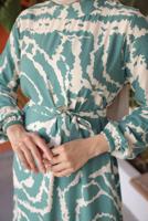 Tesettür giyim YEŞİL KUŞAKLI DESENLİ ELBİSE T 81021