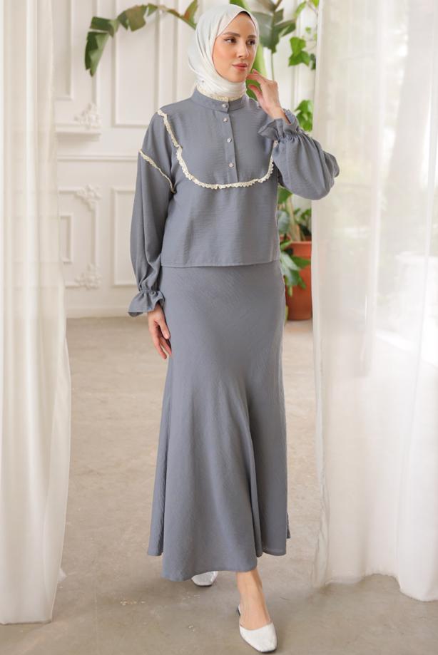 Tesettür giyim GRİ DANTEL DETAYLI ETEKLİ TAKIM T 8702 - TRENDTESETTÜR