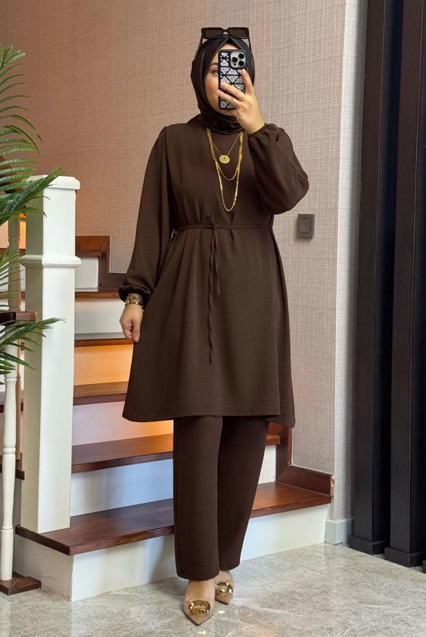 Tesettür giyim KAHVE BAĞCIK DETAYLI PANTOLONLU TAKIM T 1071 - TRENDTESETTÜR