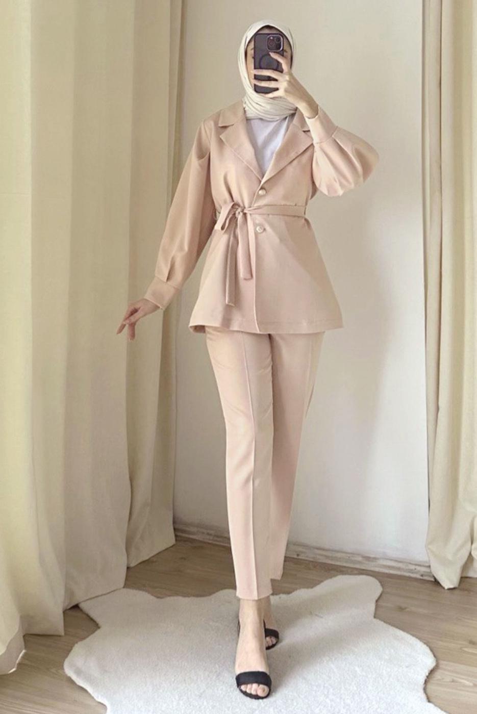 Tesettür giyim BEJ KUŞAKLI PANTOLONLU TAKIM T 4895