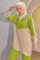 Tesettür giyim YEŞİL KAPÜŞONLU PANTOLONLU TAKIM T 8004