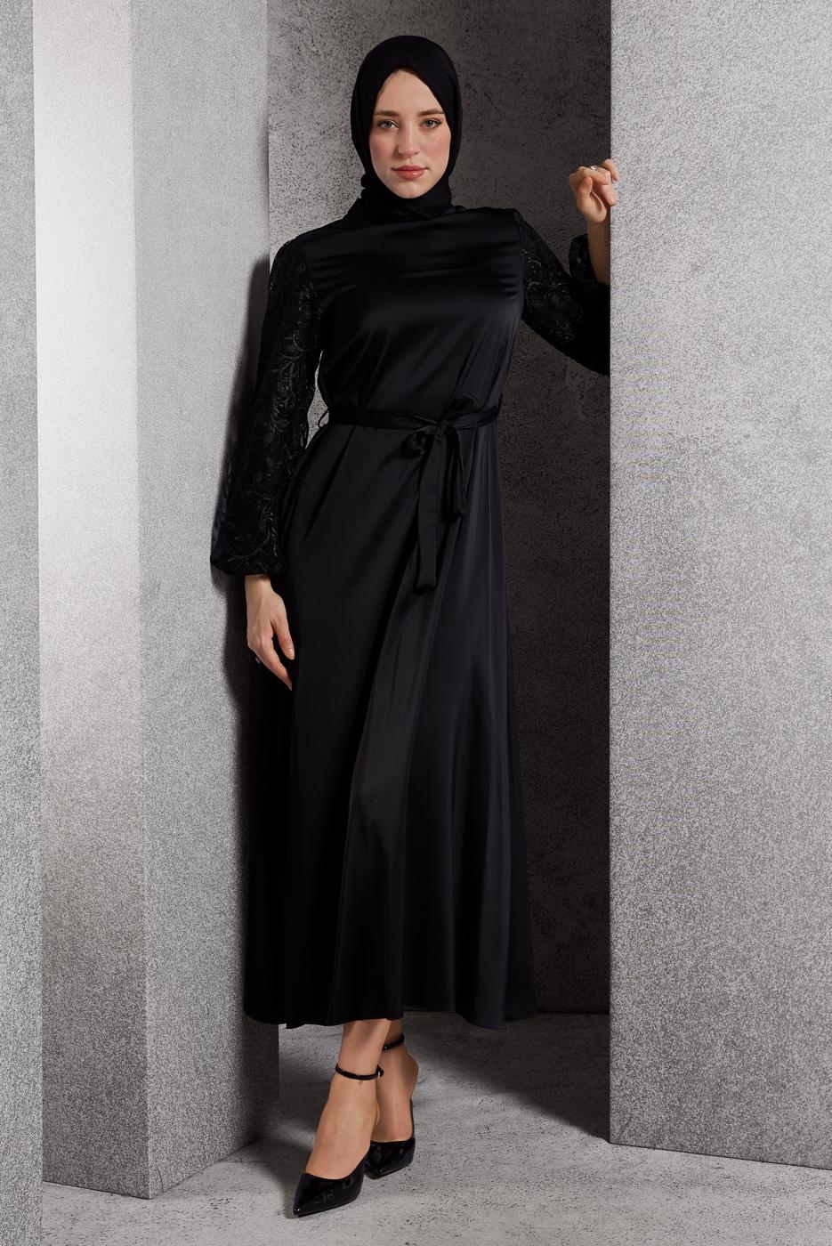 Tesettür giyim SİYAH KUŞAKLI SATEN ABİYE ELBİSE T 1516