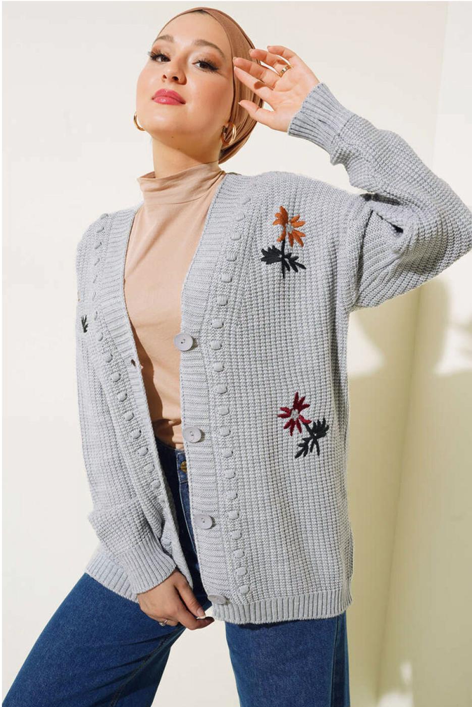 Tesettür giyim GRİ ÇİÇEK NAKIŞLI TRİKO HIRKA T 183