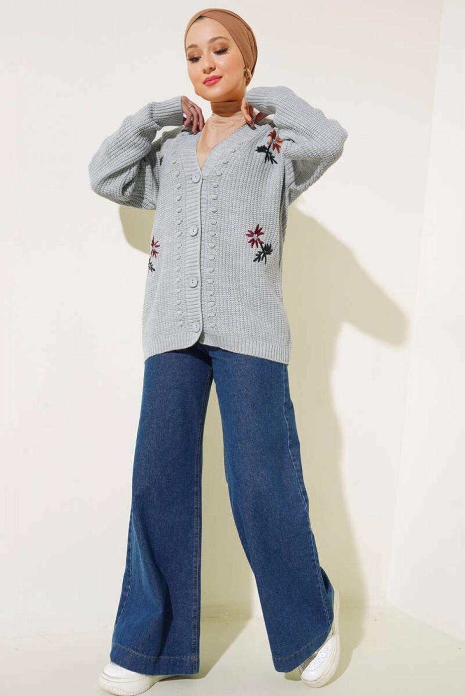 Tesettür giyim GRİ ÇİÇEK NAKIŞLI TRİKO HIRKA T 183