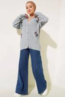 Tesettür giyim GRİ ÇİÇEK NAKIŞLI TRİKO HIRKA T 183