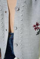 Tesettür giyim GRİ ÇİÇEK NAKIŞLI TRİKO HIRKA T 183