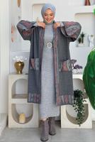 Tesettür giyim GRİ İŞLEME DETAYLI TRİKO HIRKA T 30021