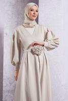 Tesettür giyim BEJ KUŞAK DETAYLI ELBİSE T 6183