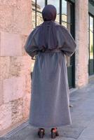 Tesettür giyim GRİ KUŞAKLI PELUŞ KABAN T 3297