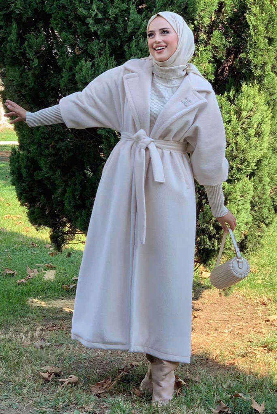 Tesettür giyim BEJ KUŞAKLI PELUŞ KABAN T 3297