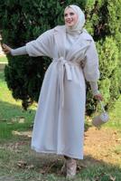 Tesettür giyim BEJ KUŞAKLI PELUŞ KABAN T 3297