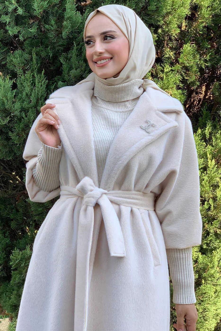 Tesettür giyim BEJ KUŞAKLI PELUŞ KABAN T 3297