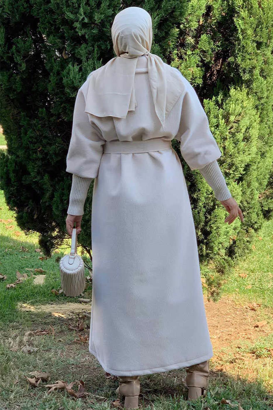 Tesettür giyim BEJ KUŞAKLI PELUŞ KABAN T 3297